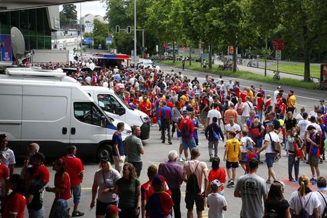 Benfiquistas barbaramente atacados por 'hooligans' do Basileia!