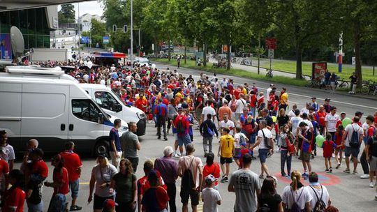 Benfiquistas barbaramente atacados por 'hooligans' do Basileia!