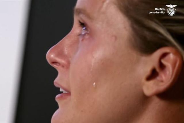 Cloé chora no adeus