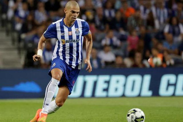 Multa por entrada de jovem adepto em campo para pedir camisola a Pepe