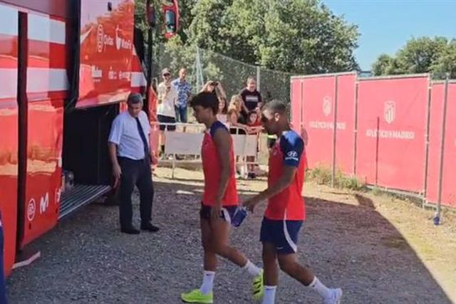 A reação de Félix no reencontro com os adeptos... e a mensagem de Simeone no treino (vídeos)