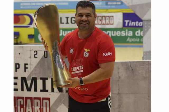 Notícia A BOLA: Alexandre Pinto continua ao leme da equipa feminina do Benfica