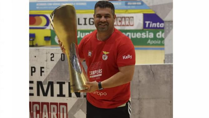 Notícia A BOLA: Alexandre Pinto continua ao leme da equipa feminina do Benfica