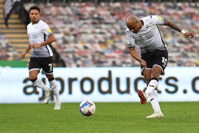 André Ayew livre para assinar