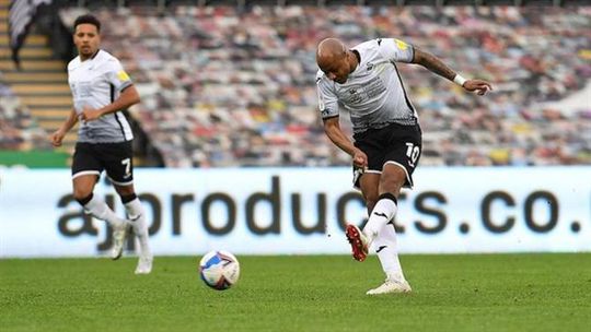 André Ayew livre para assinar