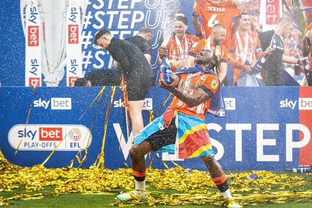 Mpanzu assina novo contrato para continuar história incrível com o Luton