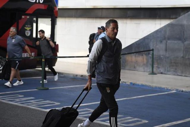 A partida dos 31 jogadores para o estágio em Inglaterra (fotos)