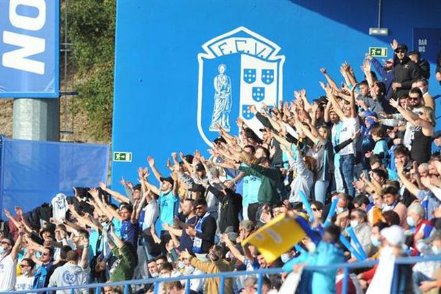 Garrafa de água arremessada por adeptos a Roger Schmidt vale multa