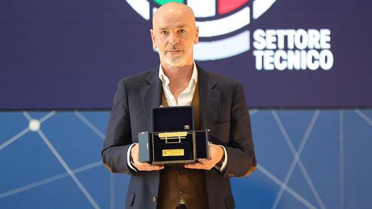 Stefano Pioli eleito o melhor treinador da Serie A em 2021/2022