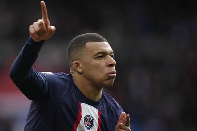 Mbappé celebra recorde com recado para a equipa