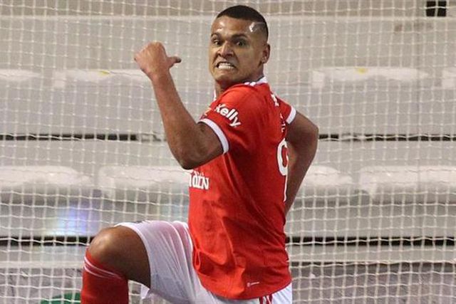 Benfica goleia Candoso e segue para os 'quartos' da Taça