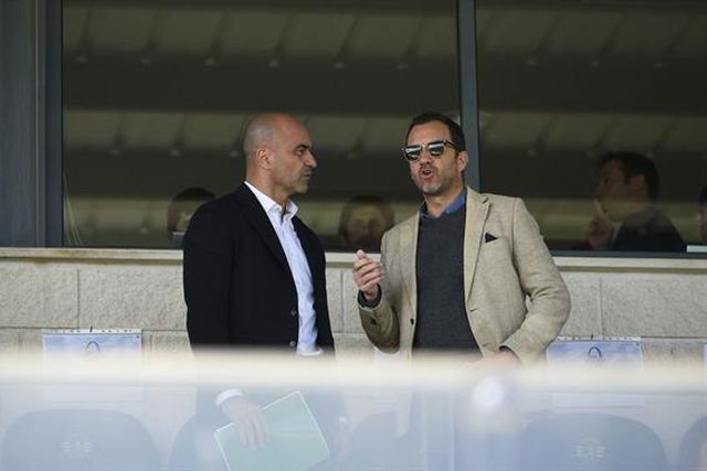 Roberto Martínez entre Amorim e Varandas a assistir ao jogo do Sporting na Youth League (vídeo)