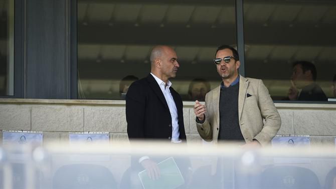 Roberto Martínez entre Amorim e Varandas a assistir ao jogo do Sporting na Youth League (vídeo)