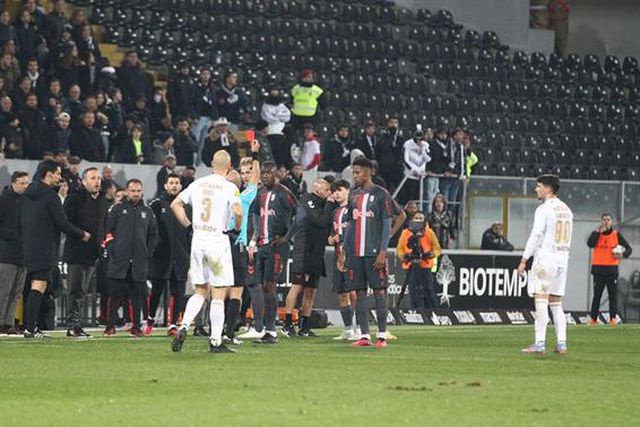 Polémica no dérbi do Minho: Niakaté fez penálti e foi expulso no VAR (vídeo)