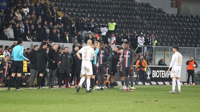 Polémica no dérbi do Minho: Niakaté fez penálti e foi expulso no VAR (vídeo)