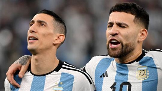 Otamendi dá as boas-vindas a Di María com um 'desafio'