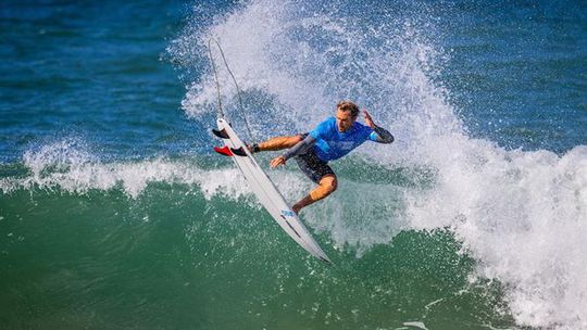 Frederico Morais passa à ronda dos 32 do Ballito Pro