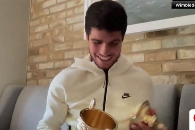 Cuidado com o troféu, Carlos! (vídeo)