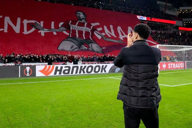 Gakpo 'regressou' a Eindhoven e foi homenageado (vídeo)