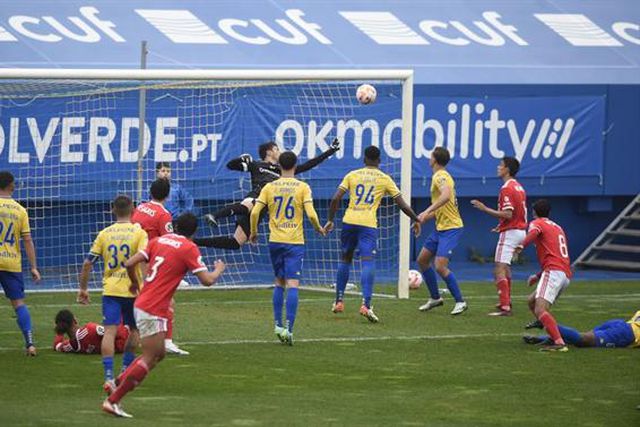 Estoril e Benfica empatam e atrasam-se