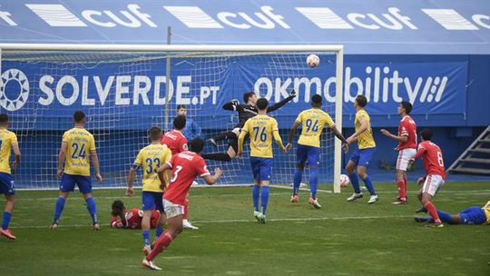 Estoril e Benfica empatam e atrasam-se