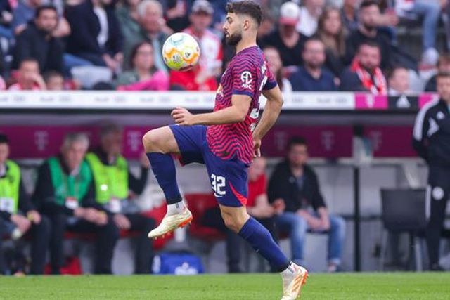 Diretor confirma negociações com o campeão europeu pelo defesa mais caro da história