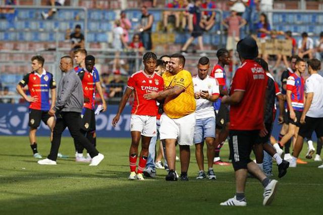 Adeptos encarnados invadem relvado após jogo com o Basileia (fotos e vídeo)