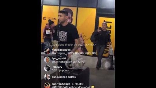 Alan Ruiz foi recebido no aeroporto... em festa que era para outro