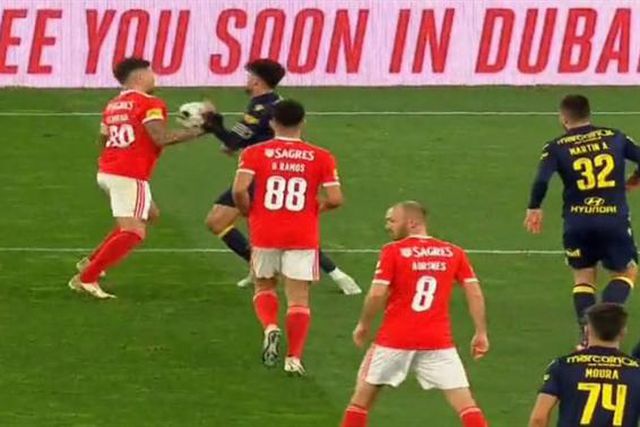 Ivo Rodrigues afastou a bola com a mão na área, Soares Dias e VAR mandaram seguir (vídeo)