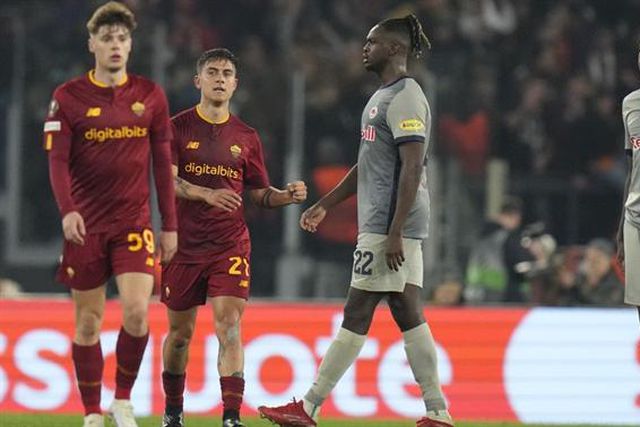 Roma opera reviravolta na eliminatória e segue em frente