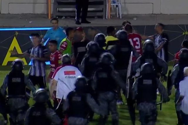 Cenas lamentáveis: presidente do Sergipe agride árbitro após eliminação frente a Luís Castro (vídeos)