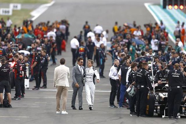 Brad Pitt rodou filme no GP da Grã-Bretanha, que teve parada de estrelas (fotos)