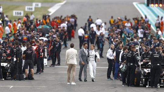 Brad Pitt rodou filme no GP da Grã-Bretanha, que teve parada de estrelas (fotos)