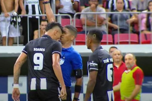 Botafogo, de Luís Castro, consegue suspensão dos castigos de Tiquinho e Marçal