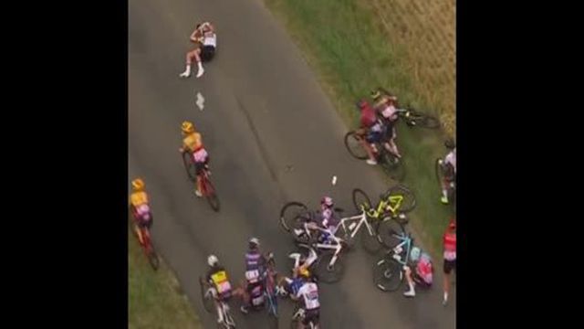Com traumatismo craniano, ciclista abandona Tour feminino após violento acidente