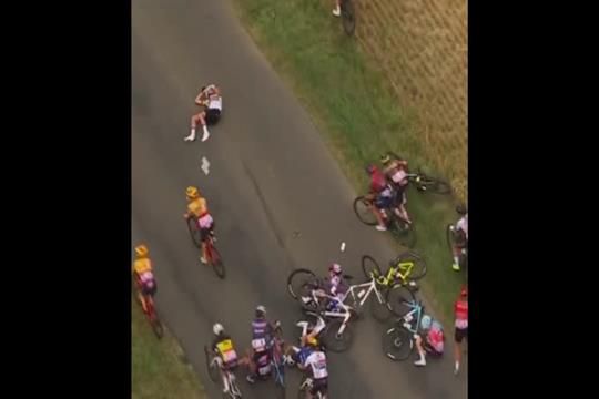 Com traumatismo craniano, ciclista abandona Tour feminino após violento acidente