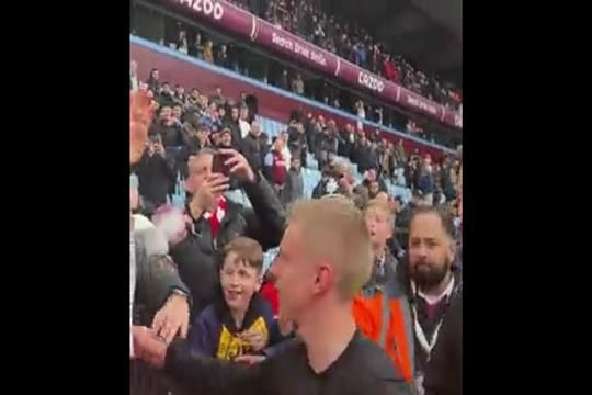 A emoção de um jovem adepto do Arsenal depois de receber camisola de Zinchenko