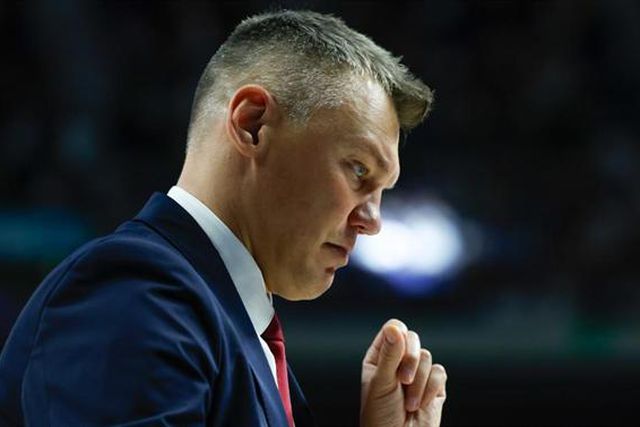 Barcelona dispensa treinador bicampeão