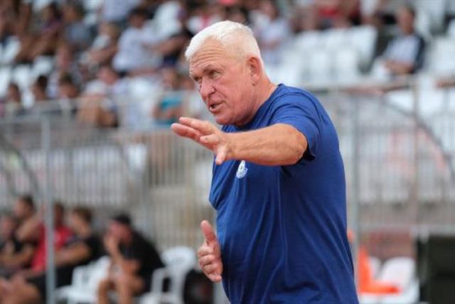 Proteção ou detenção? Treinador saiu do estádio escoltado pela polícia (vídeo)