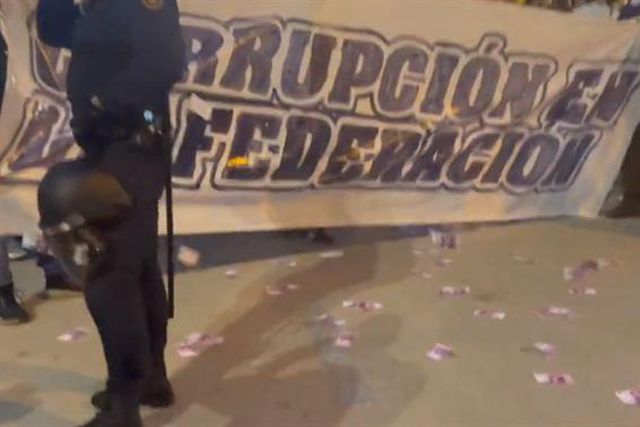 Adeptos do Real Madrid protestam e lançam notas com a cara de Laporta (vídeos)