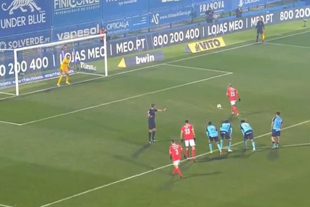 O golo de João Mário, de penálti, que vale a liderança de A BOLA de prata (vídeo)