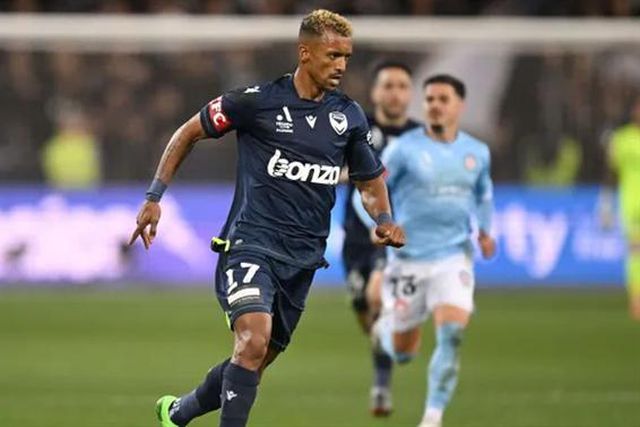 Triste e frustrado com grave lesão, Nani deixa garantia