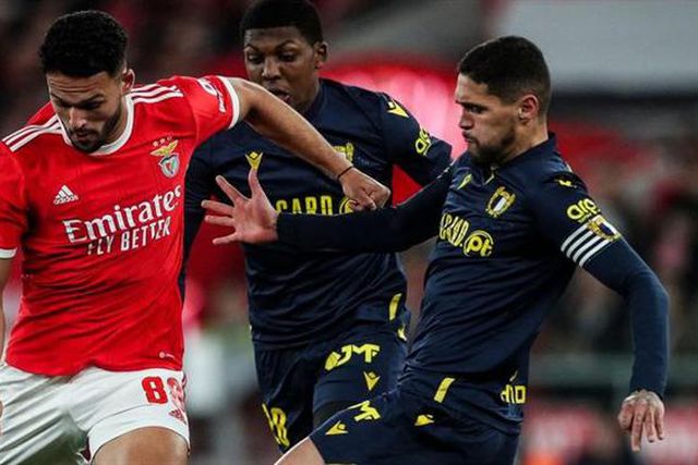 Riccieli transportado ao hospital após o jogo com o Benfica