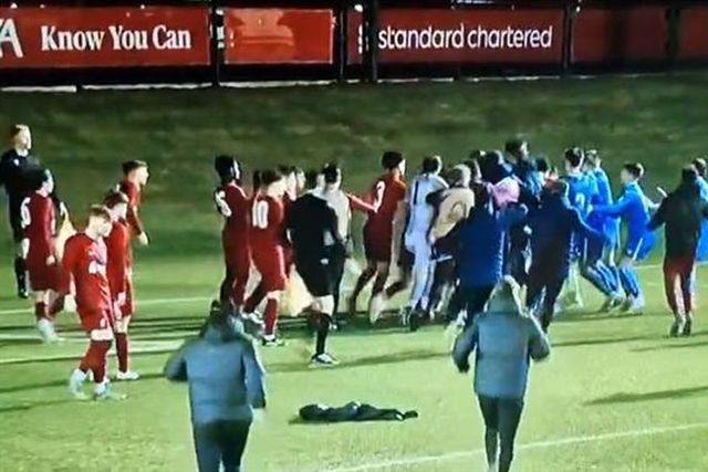 A enorme confusão no final do jogo entre FC Porto e Liverpool (vídeo)