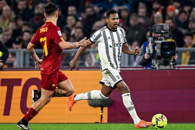 Roma bate Juventus e Mourinho entra em 'zona Champions' (veja o golo)