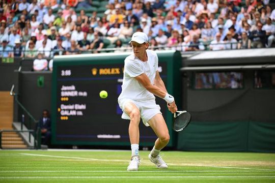 Sinner marca encontro com Djokovic em Wimbledon