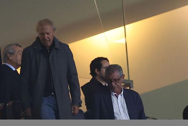 Fernando Santos foi espectador atento no Dragão