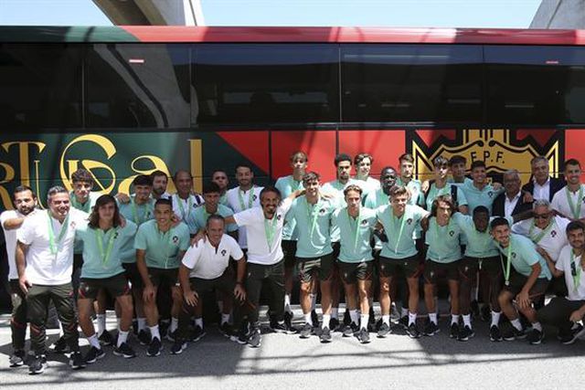 Seleção vice-campeã europeia já de volta a Portugal