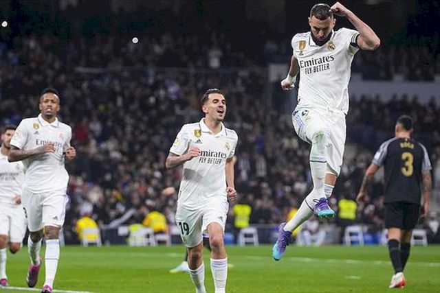 Continua o show Real em Anfield e com direito a 'chouriço' de Benzema! (vídeo)