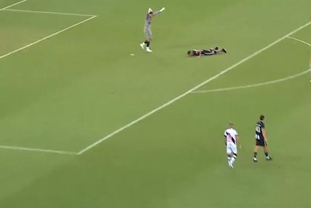 Jogador de Luís Castro caiu inamimado e foi retirado de ambulância (vídeo)